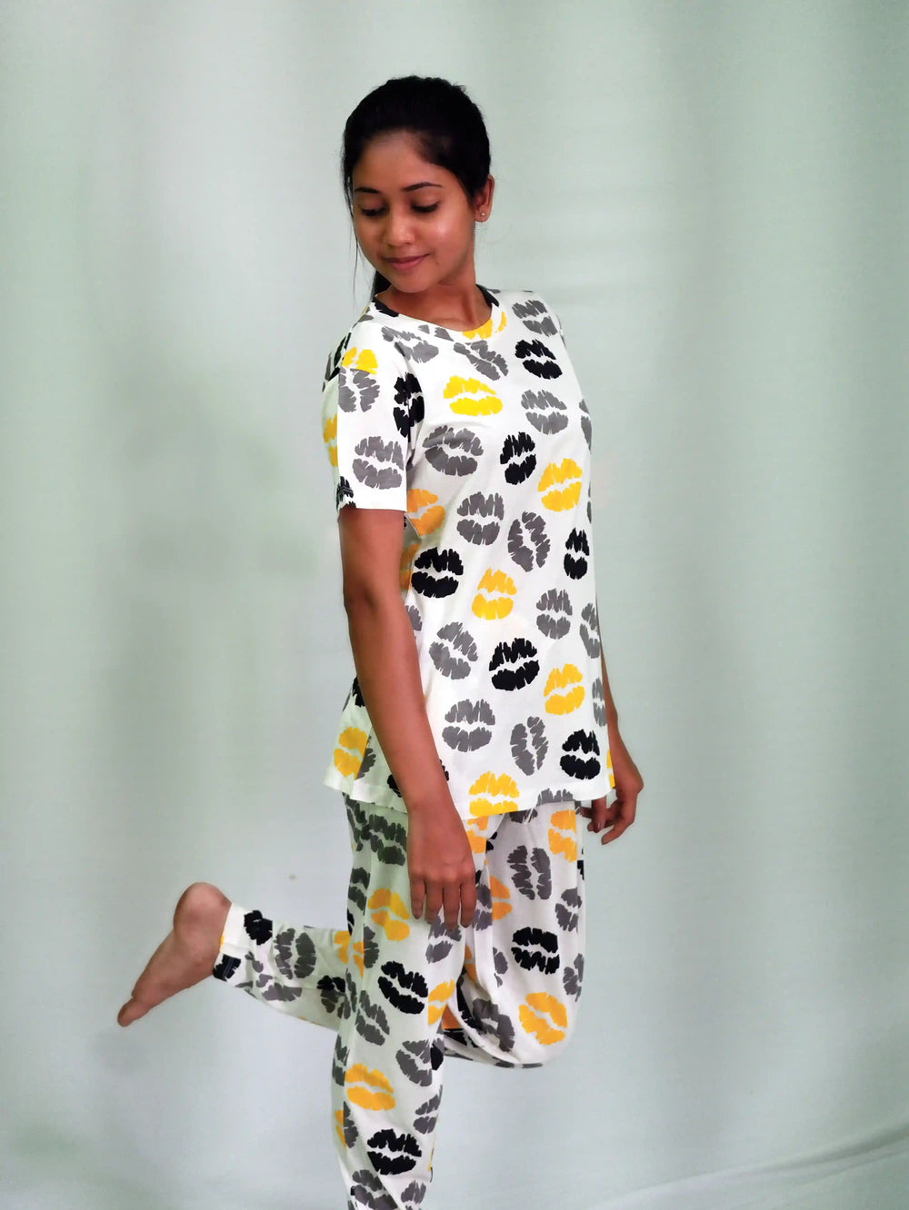 NightWear-Kisses Print T-shirt & Pant Night Dress in Tofu | Playout | 02