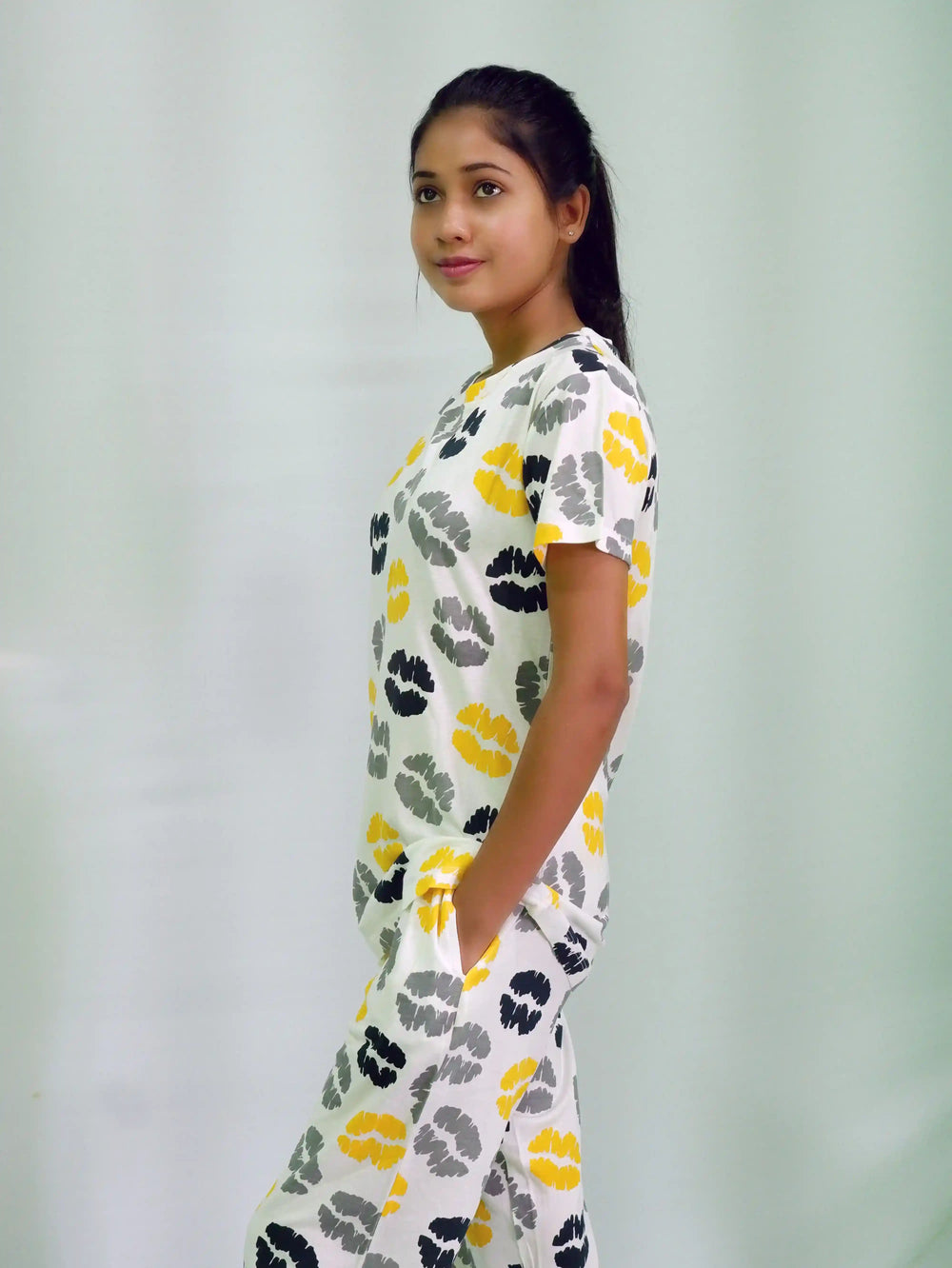 NightWear-Kisses Print T-shirt & Pant Night Dress in Tofu | Playout | 03
